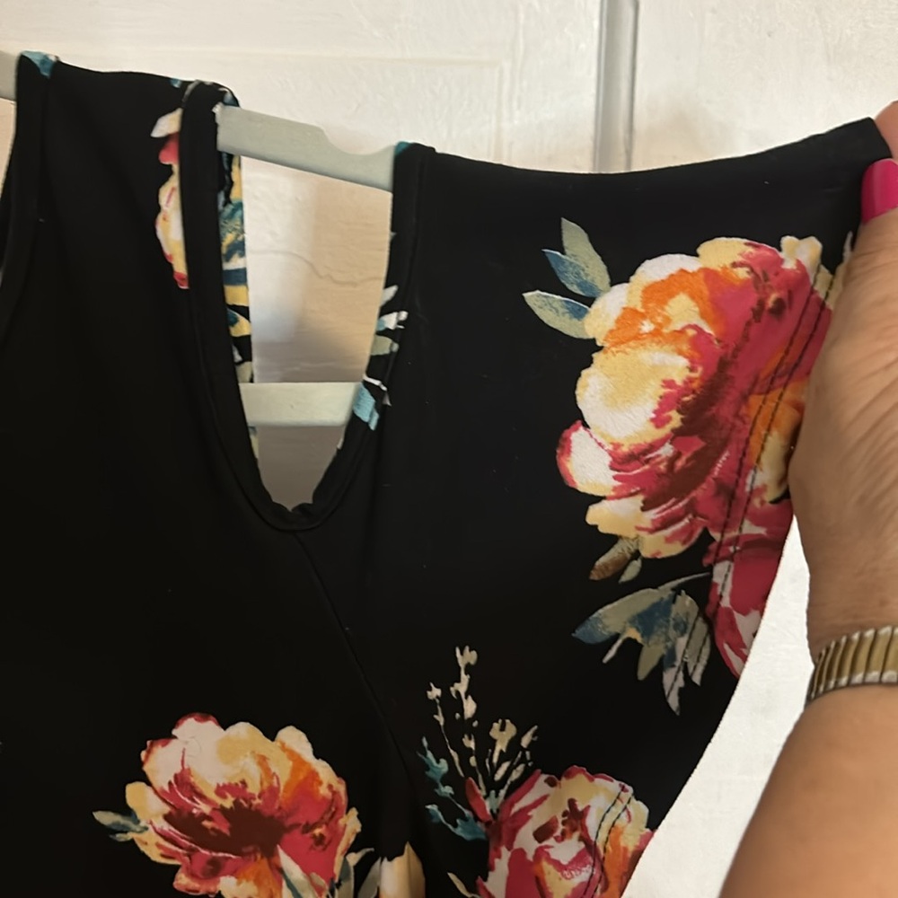 COLD SHOULDER TOP W/ ROSES - Picture 3 of 4